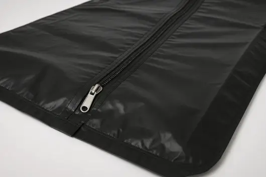 Detalle del cierre zipper reforzado de una bolsa para cadáver fabricada en polietileno de alta densidad, con sellado hermético y acabado sanitario.